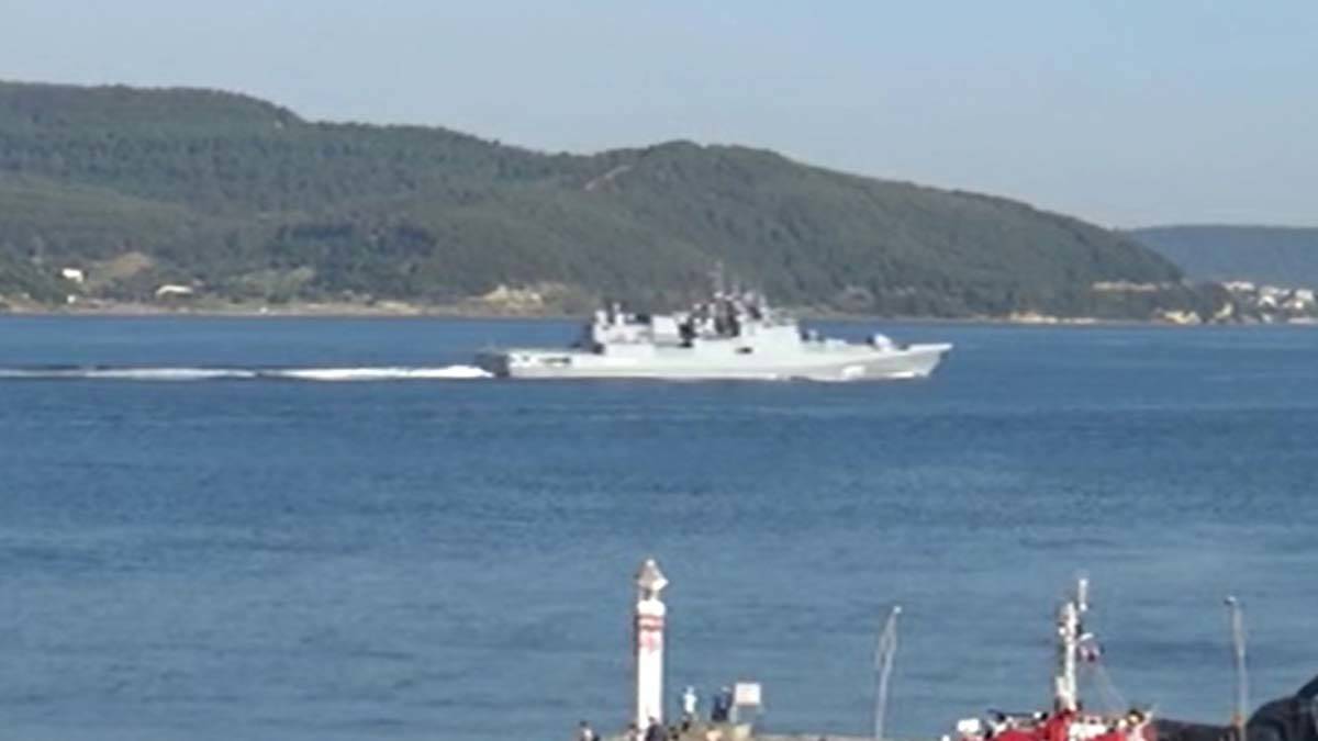 Kuzey Kutbu'na keşif için giden gemi Boğaz'dan geçti