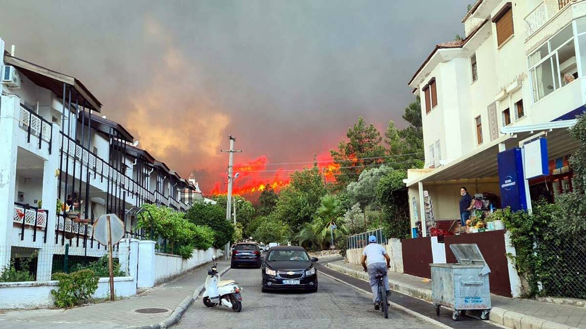Marmaris'te yangın söndürmeye bakanlıktan destek