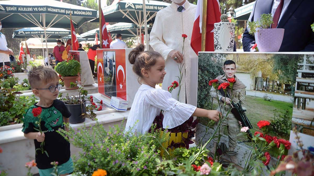 Mersin'de bayram öncesi şehitlik ziyareti