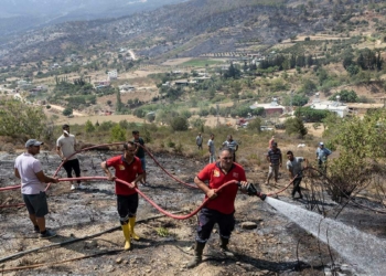 Mersin'de yangına müdahale devam ediyor