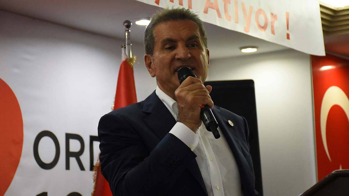 Mustafa Sarıgül partisinin kongresinde rahatsızlandı