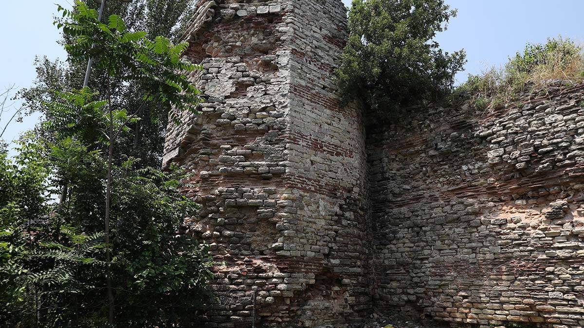 Narlıkapı'daki Burcun Kitabesi Düşme Noktasında