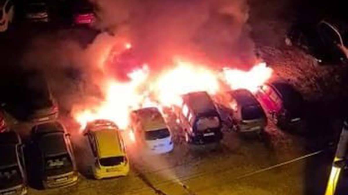 Otellerin ortak kullandığı otoparkta yangın çıktı