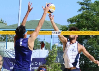 Plaj voleybolu tüm hızıyla devam ediyor_