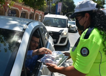 Polis ekibi trafikte kurabiye ve kolonya ikram etti