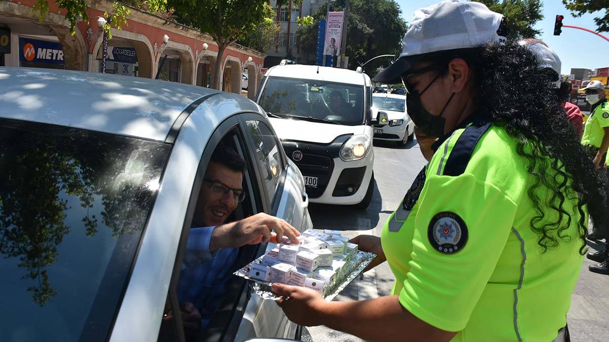 Polis ekibi trafikte kurabiye ve kolonya ikram etti