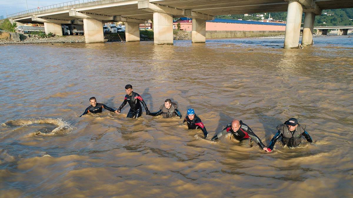 Rize'de 2 bin 860 görevli kayıpları bulmak için görevde
