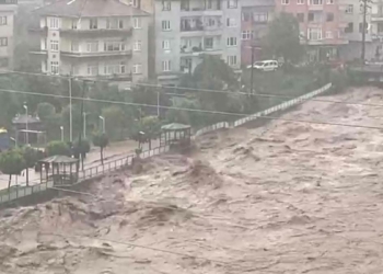 Rize'de sağanak taşkına ve sele neden oldu
