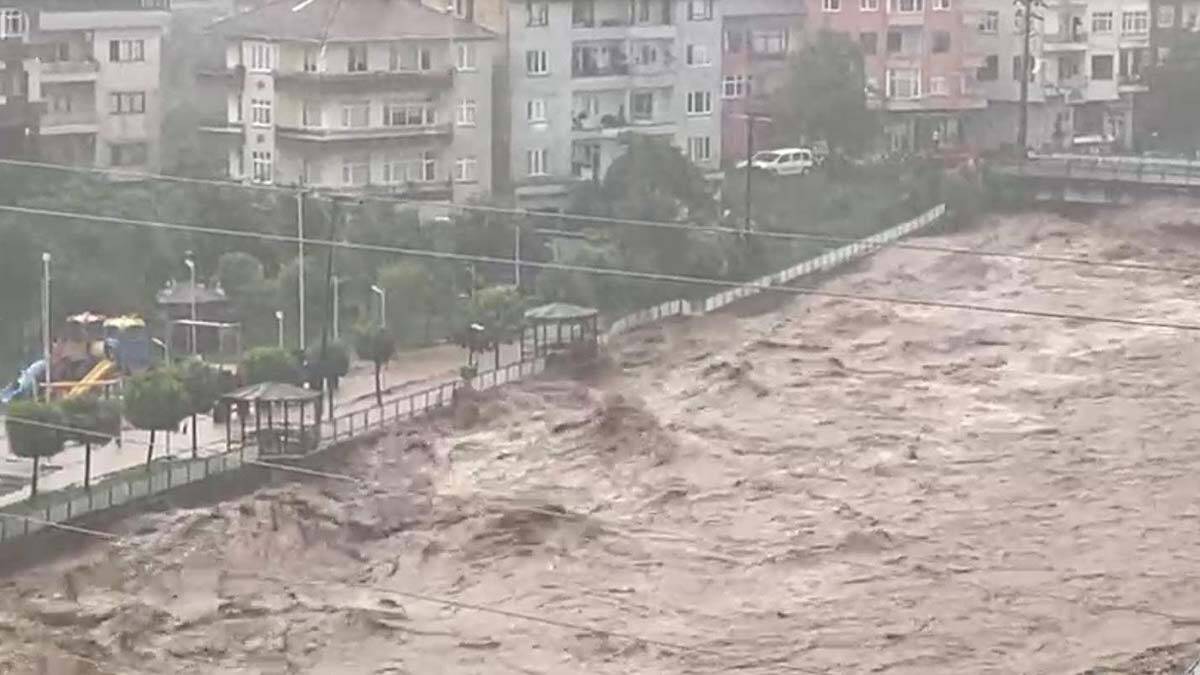 Rize'de sağanak taşkına ve sele neden oldu