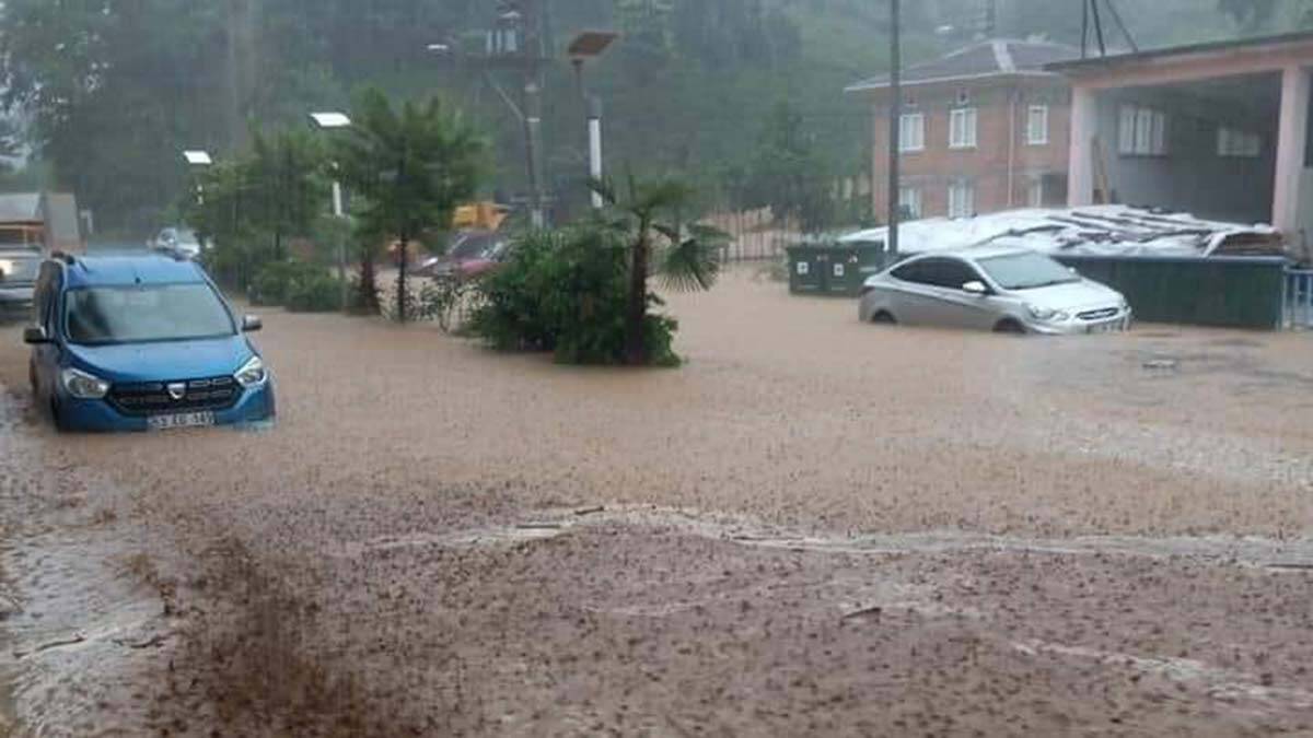 Rize'de sel ve heyelanda 2 ölü 6 kişi aranıyor