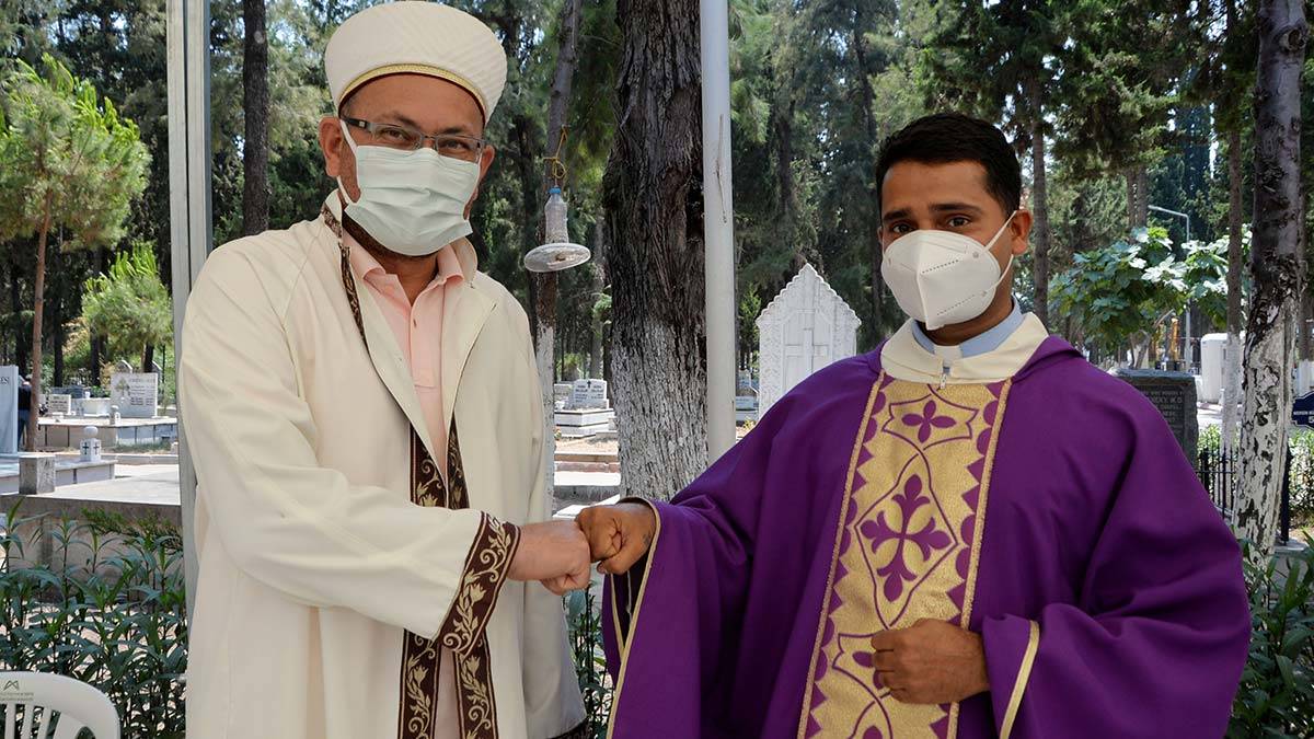 Ruhani liderden bayramda kabir ziyareti