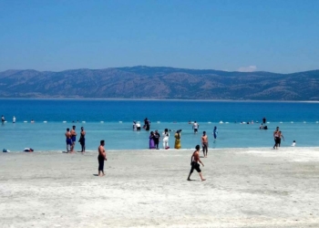 Salda Gölü kıyısında nargile içtiler