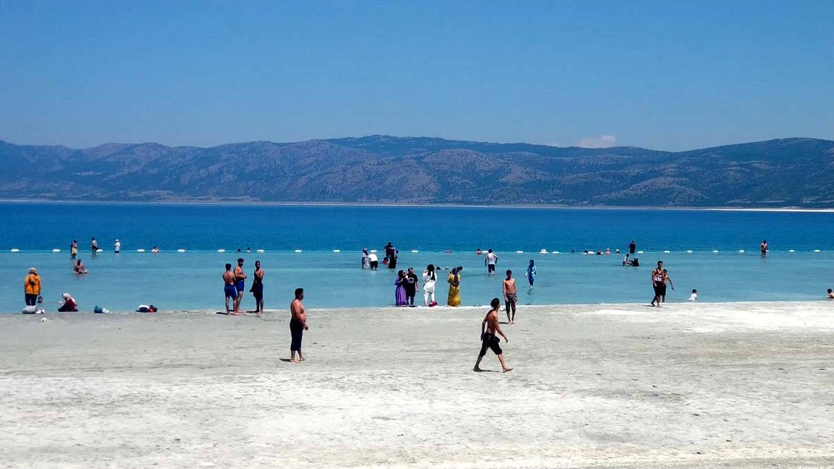 Salda Gölü kıyısında nargile içtiler