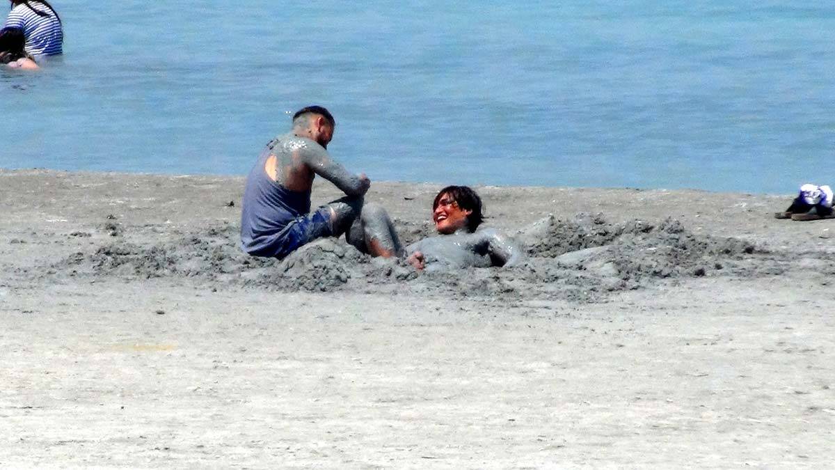 Salda Gölü kıyısında nargile içtiler 