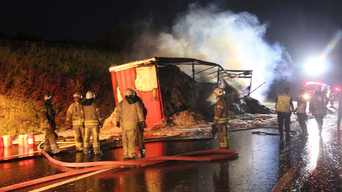 Saman yüklü TIR alev alev yandı