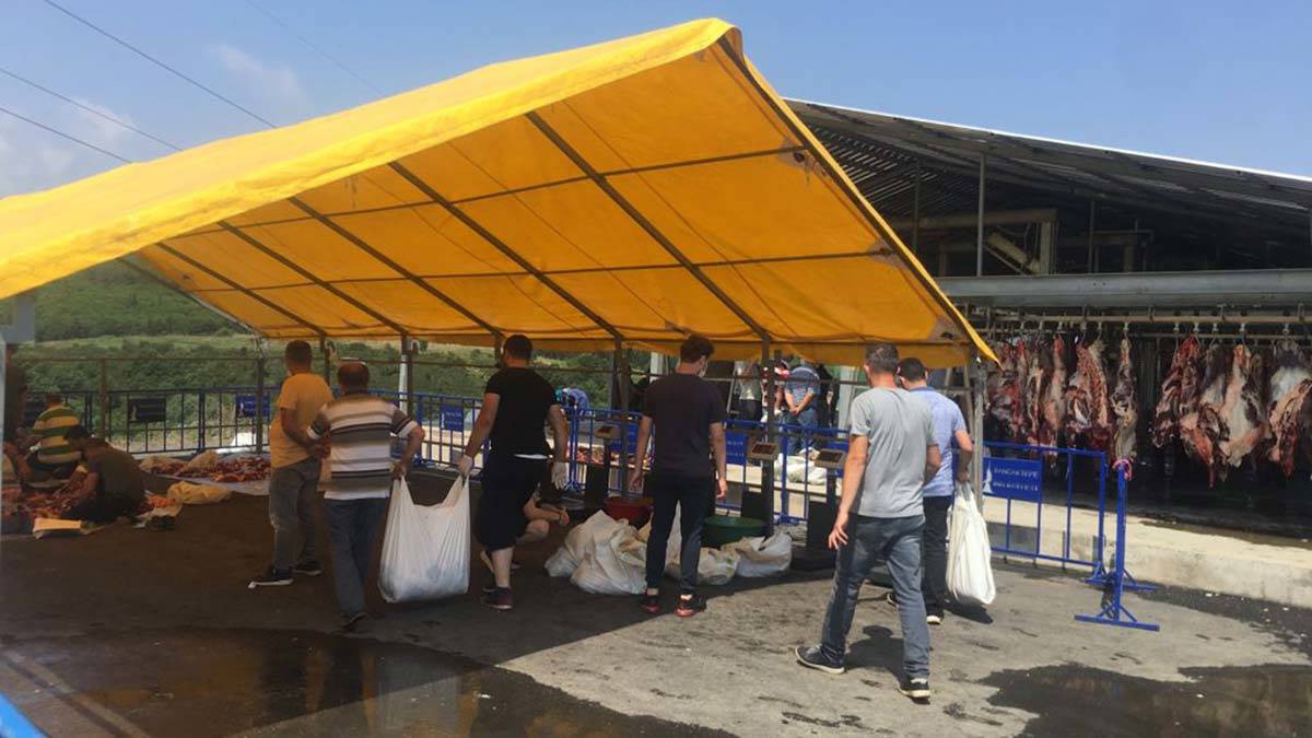 Sancaktepe Belediye Başkanı kavurma ve pilav dağıttı