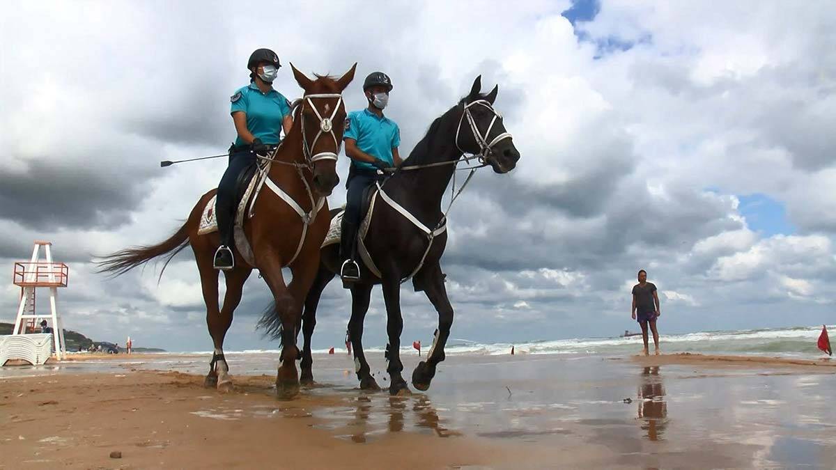 Sarıyer'de atlı jandarma vatandaşları uyardı