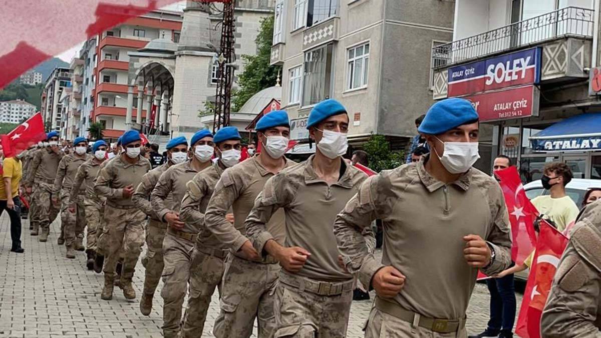 Sel temizliğine katılan komandolar alkışlarla uğurlandı