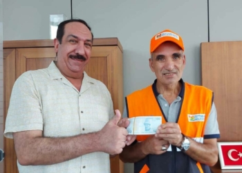 Sokakta bulduğu parayı Iraklı sahibine teslim etti