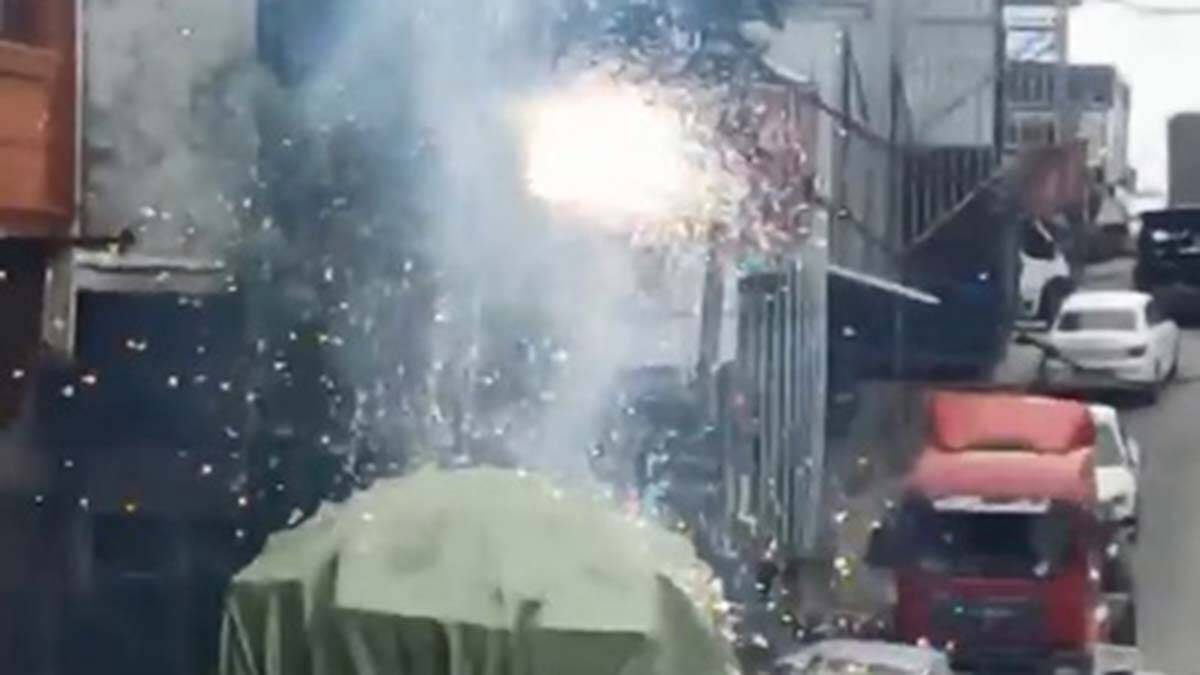 Sultangazi'de elektrik kabloları patlamalarla yandı