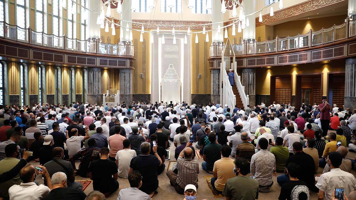 Taksim Camii'nde ilk bayram namazı