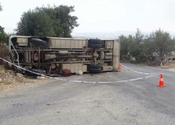 Tarım İşçilerini Taşıyan Midibüs Devrildi