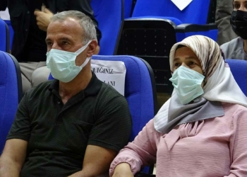 Türk halterciyi anne ve babası heyecanla izledi