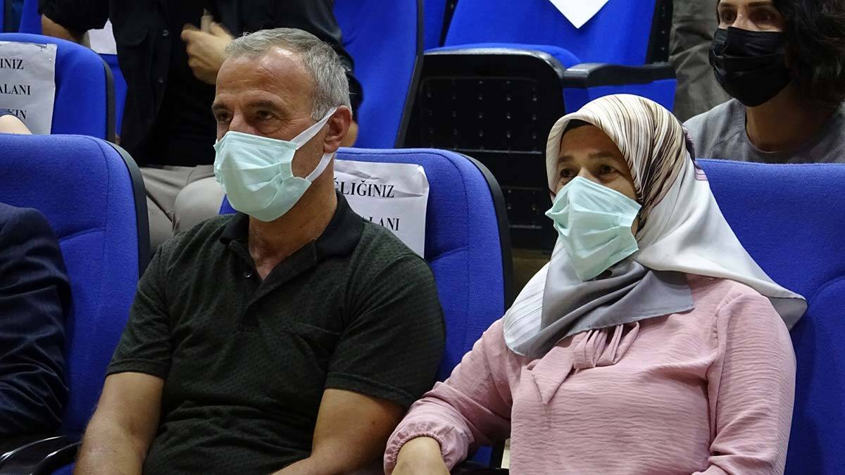 Türk halterciyi anne ve babası heyecanla izledi