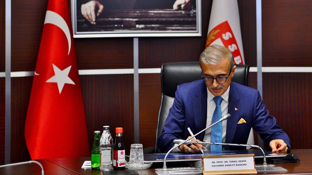 Türkiye'nin yeni uydu sistemi için imzalar atıldı