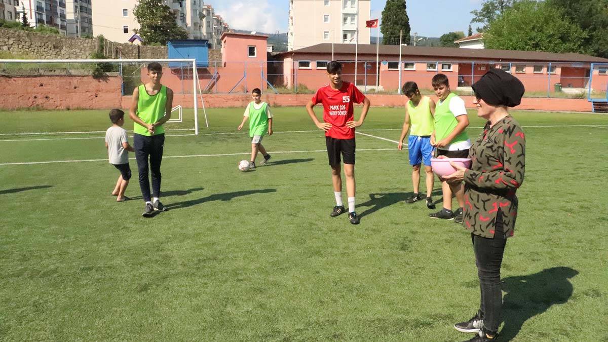 U19 erkek futbol takımını kadınlar yönetiyor_2