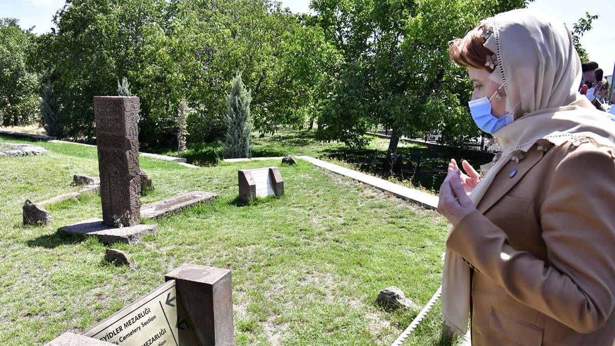 Akşener Van Ahlat'ta soruları cevaplandırdı