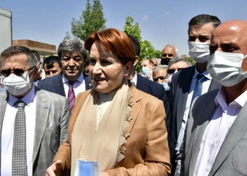 Akşener Van Ahlat'ta soruları cevaplandırdı