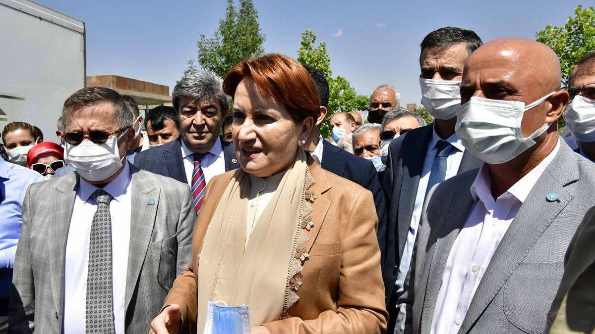 Akşener Van Ahlat'ta soruları cevaplandırdı