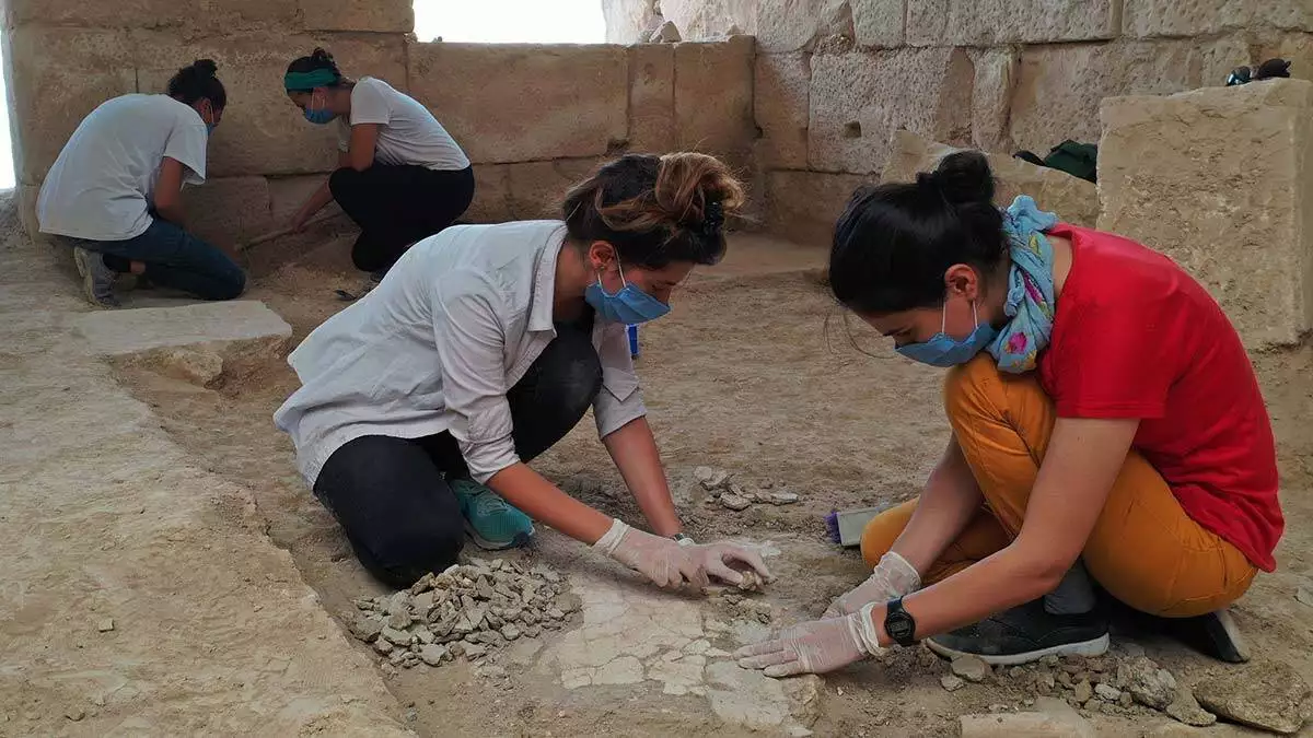 Zeugma antik kenti'nde kaya odası gün yüzüne çıkarıldı