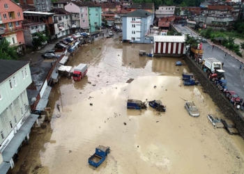 Zonguldak'ta belde su altında kaldı_