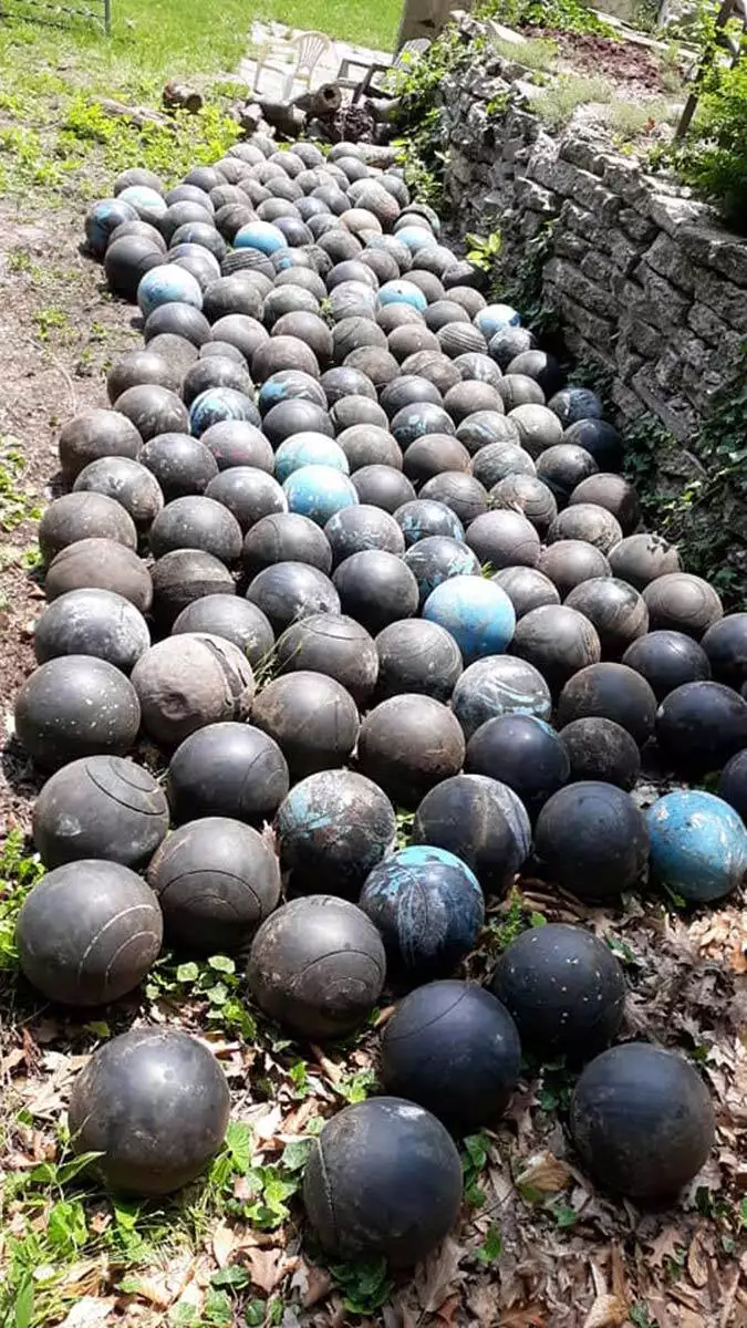 Evinin altında gömülü 160 adet bowling topu buldu