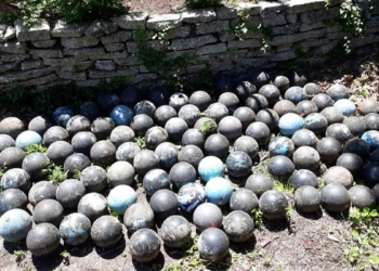 Evinin altında gömülü 160 adet bowling topu buldu