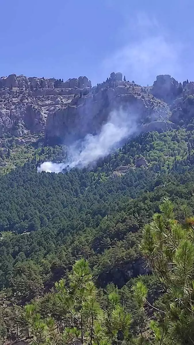 Ekipler, alevleri kontrol altına alıp, söndürmek için çalışma başlattı.