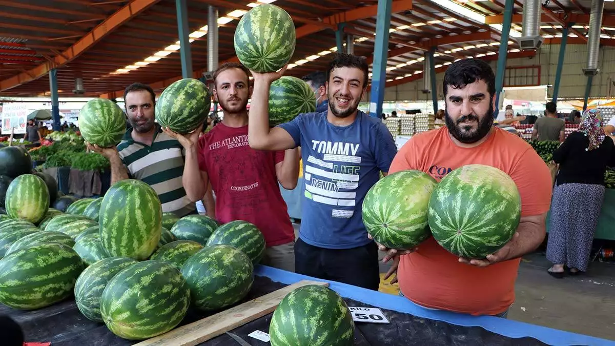Adana'da aşırı sıcak meyve ve sebzeleri yaktı