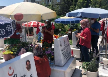 Ankara'da Cebeci Şehitliği'nde arife yoğunluğu