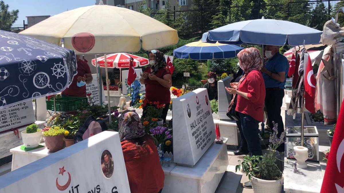 Ankara'da Cebeci Şehitliği'nde arife yoğunluğu