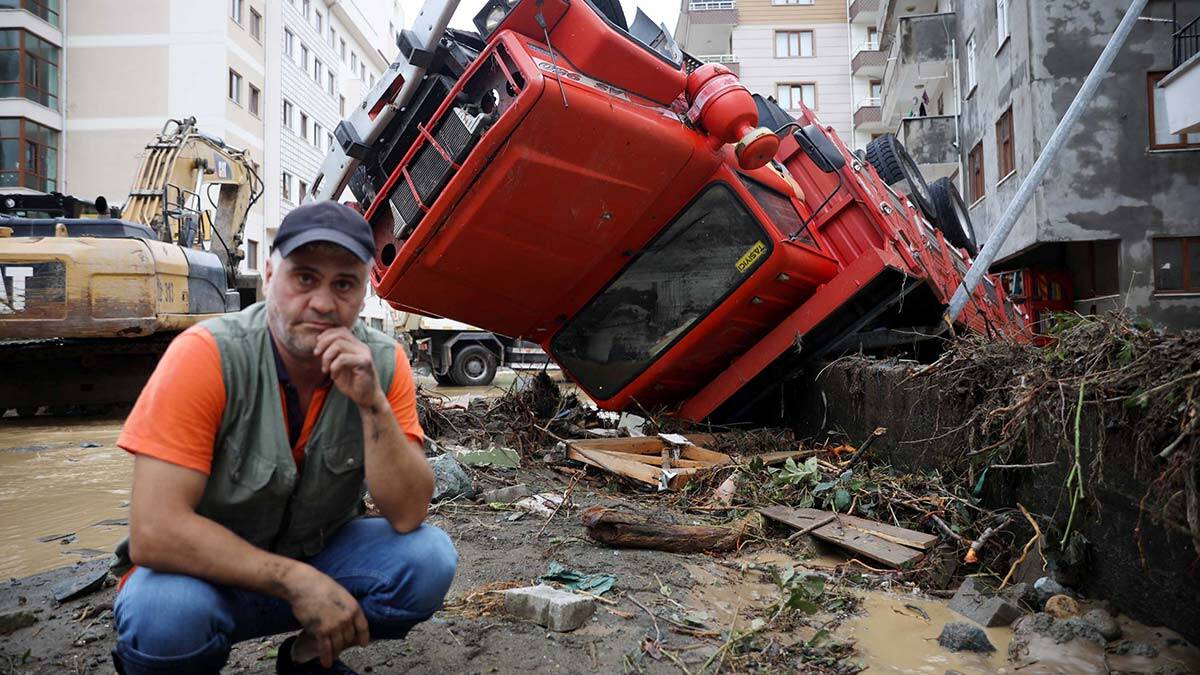 Artvin'de sel gitti, çamur kaldı; 1 kişi aranıyor