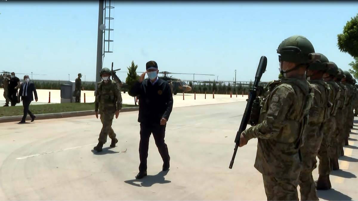 Bakan Akar ve komutanlar sınır hattında