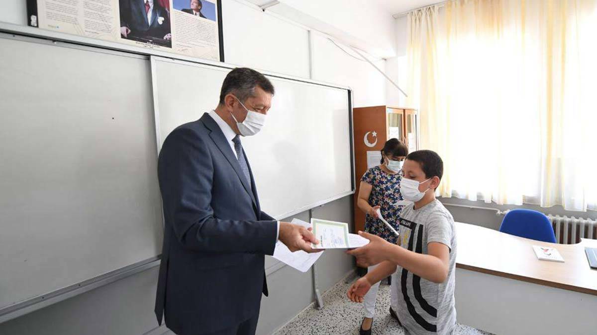 Öğrencilerin karne sevincine ortak oldu