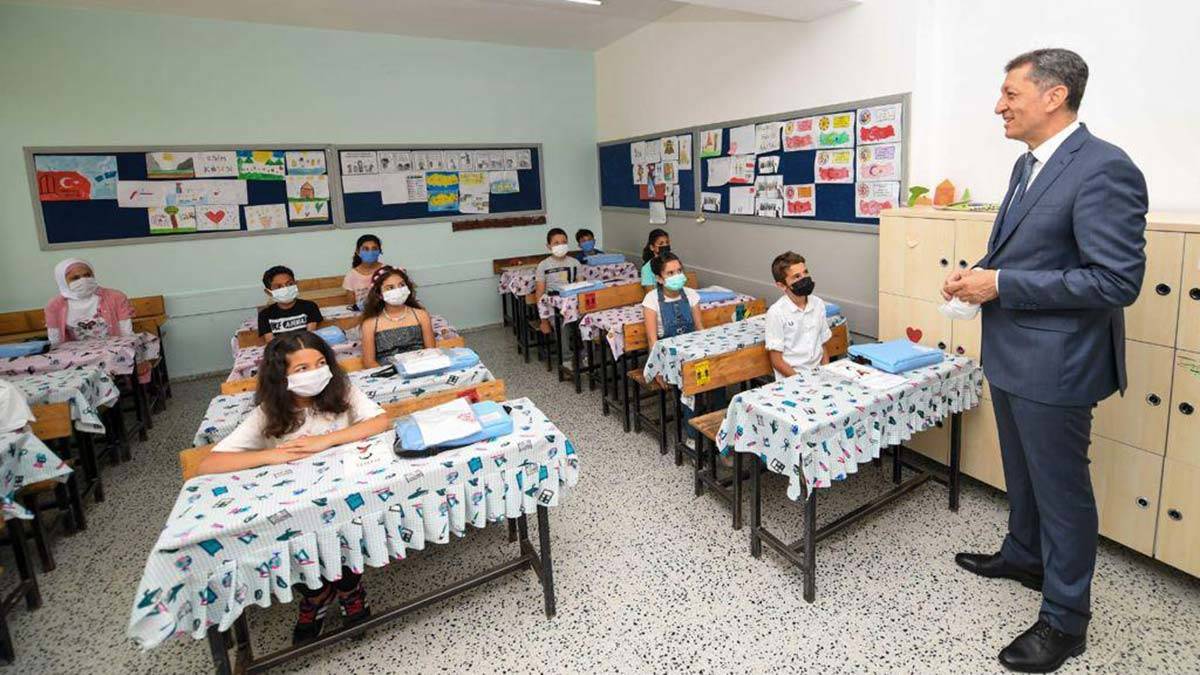 Öğrencilerin karne sevincine ortak oldu