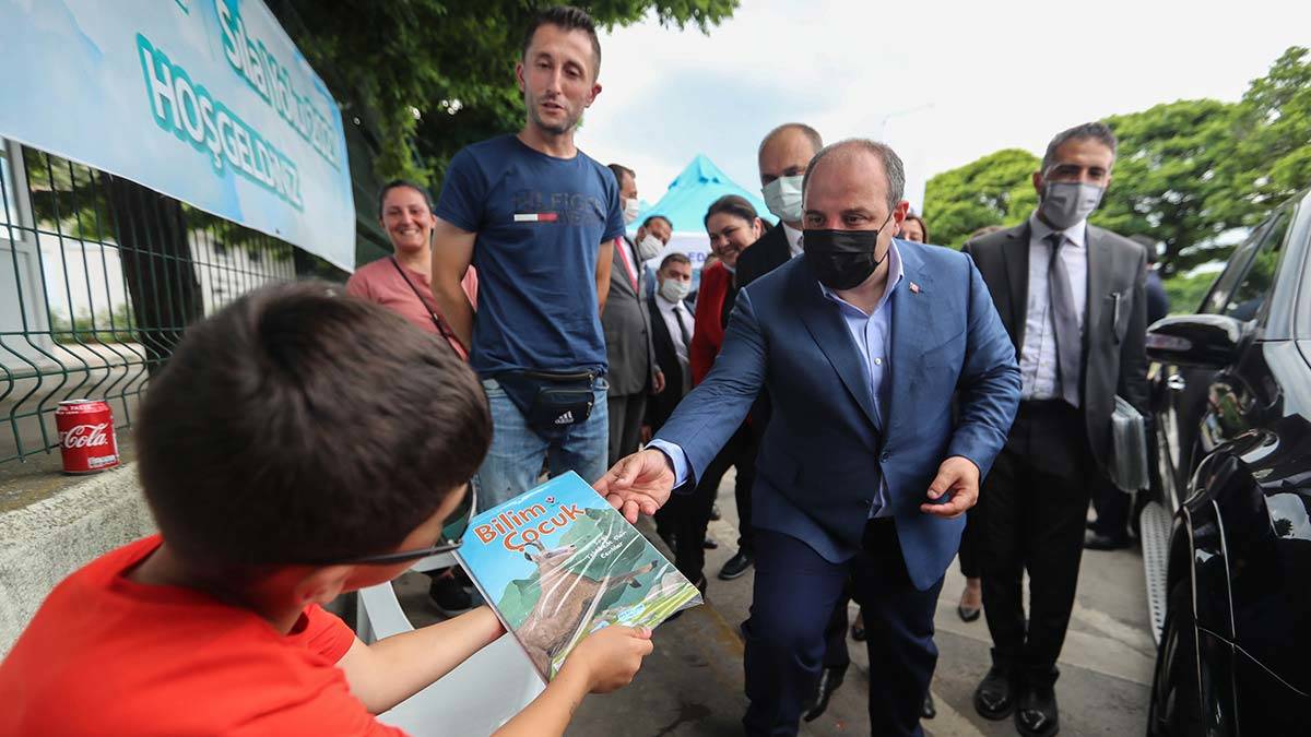 Bakan Varank, Kapıkule'de gurbetçilerle buluştu