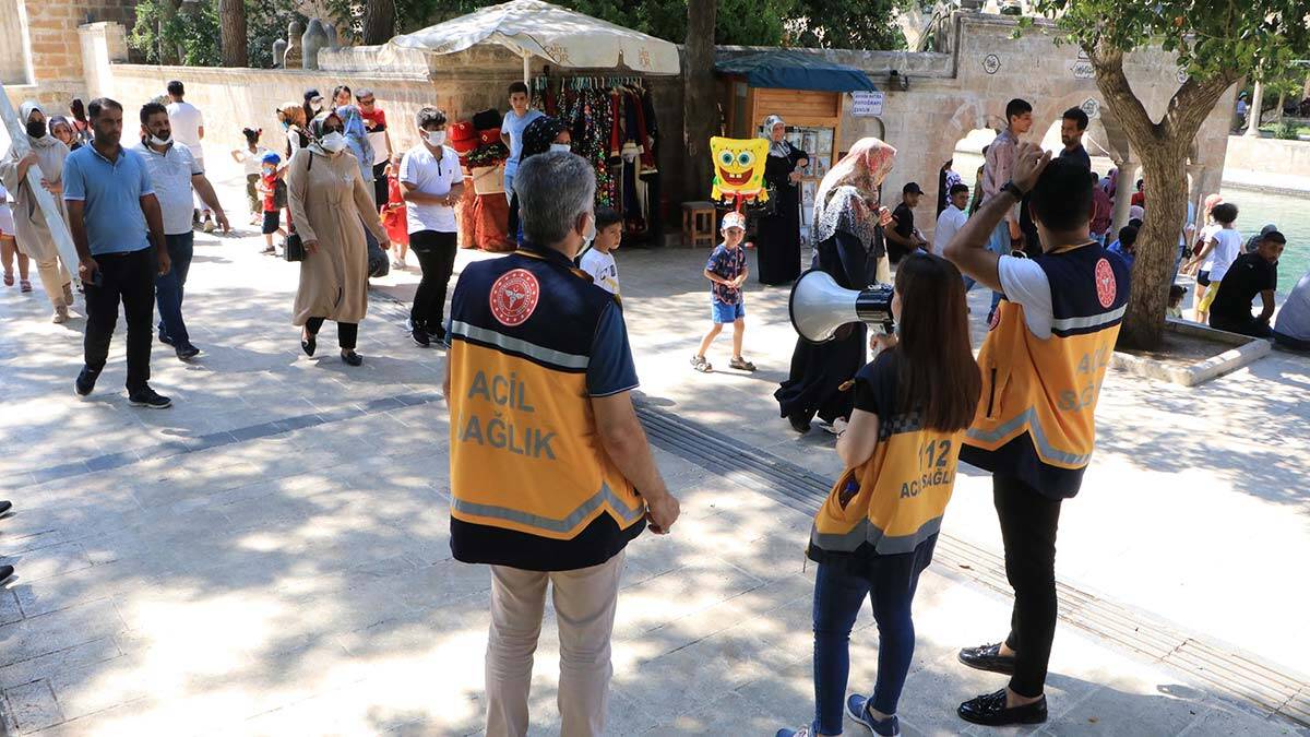 Sağlık ekipleri megafonla aşı çağrısı yaptı 