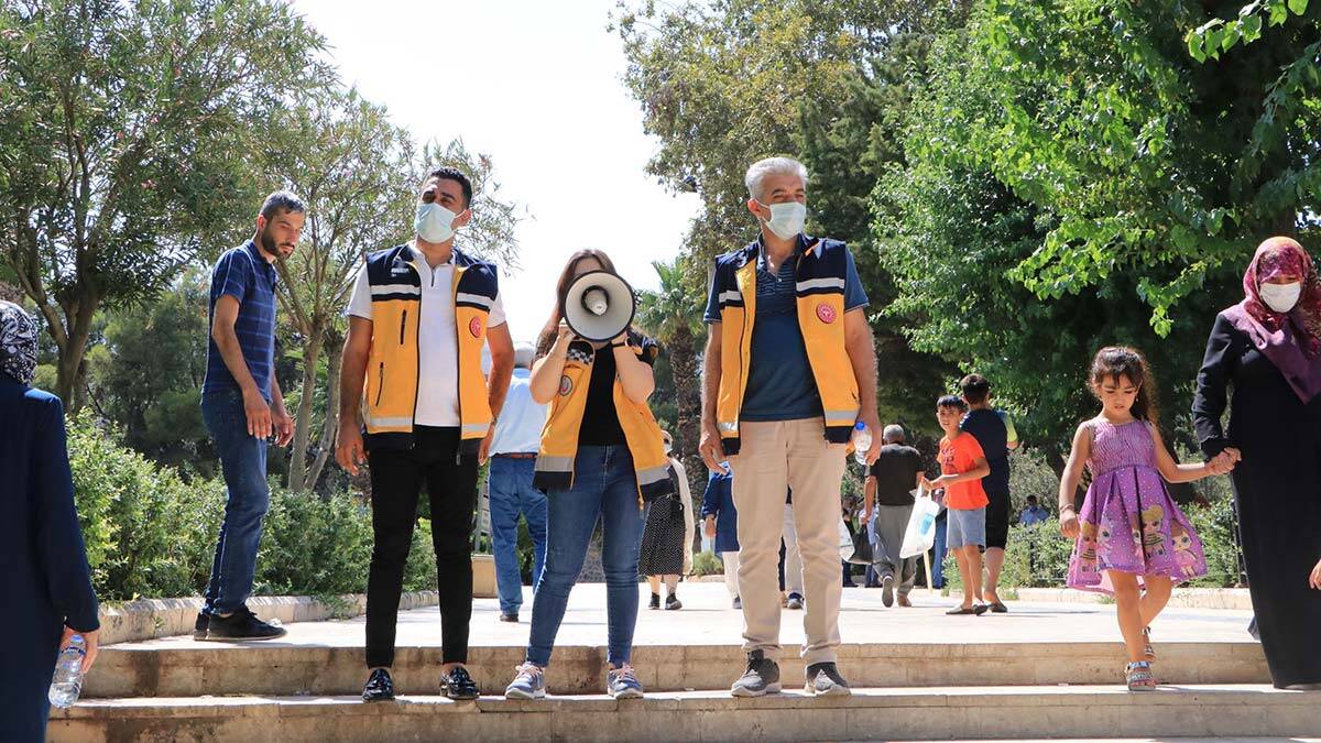 Sağlık ekipleri megafonla aşı çağrısı yaptı