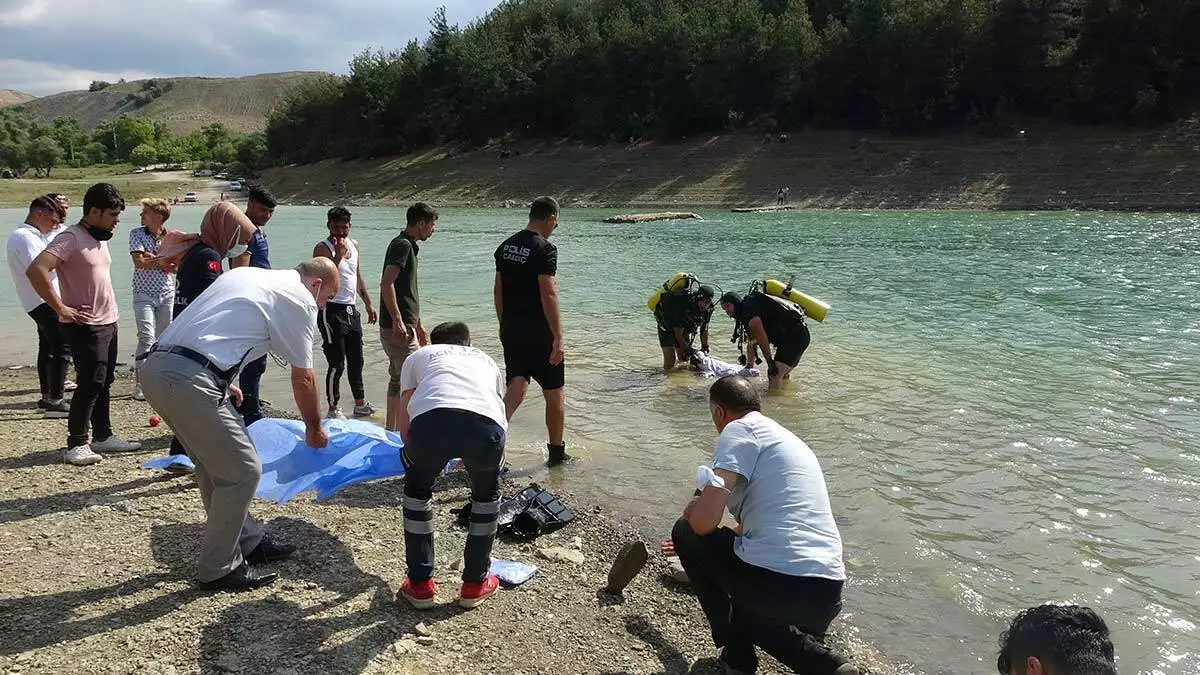 Baraj gölüne giren 3 çocuğunu kurtardı, kendisi boğuldu