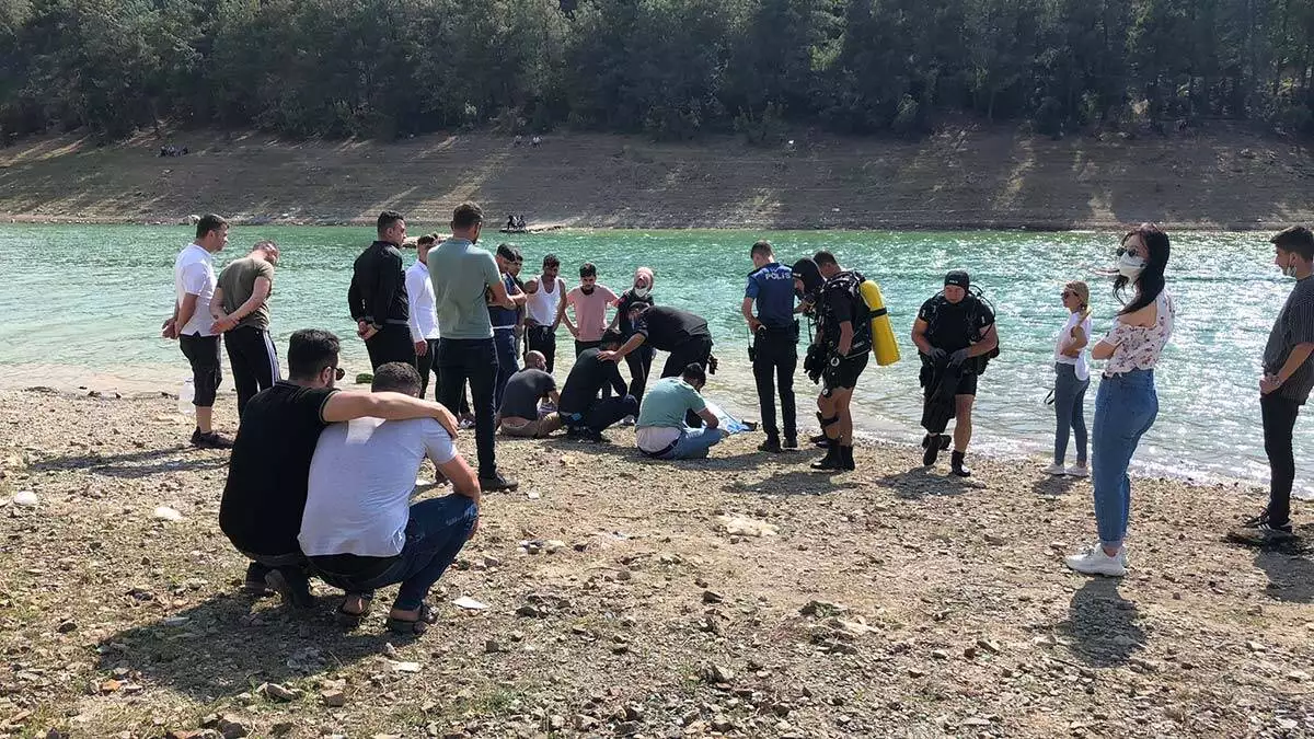 Baraj gölüne giren 3 çocuğunu kurtardı, kendisi boğuldu